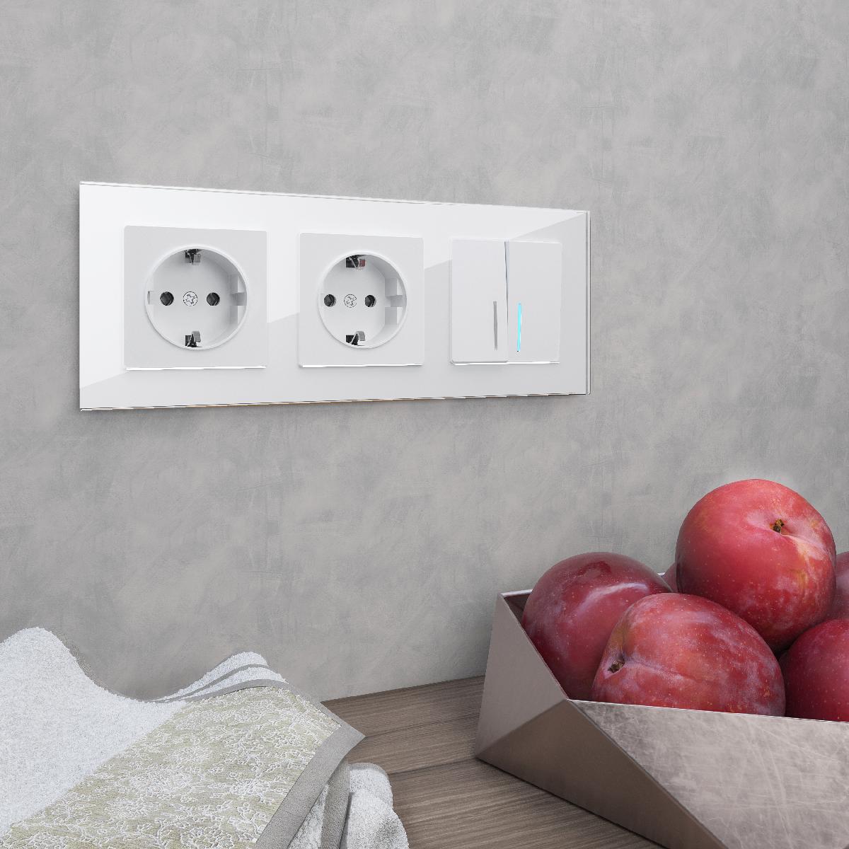 Рамка из стекла на 3 поста Favorit белый W0031101