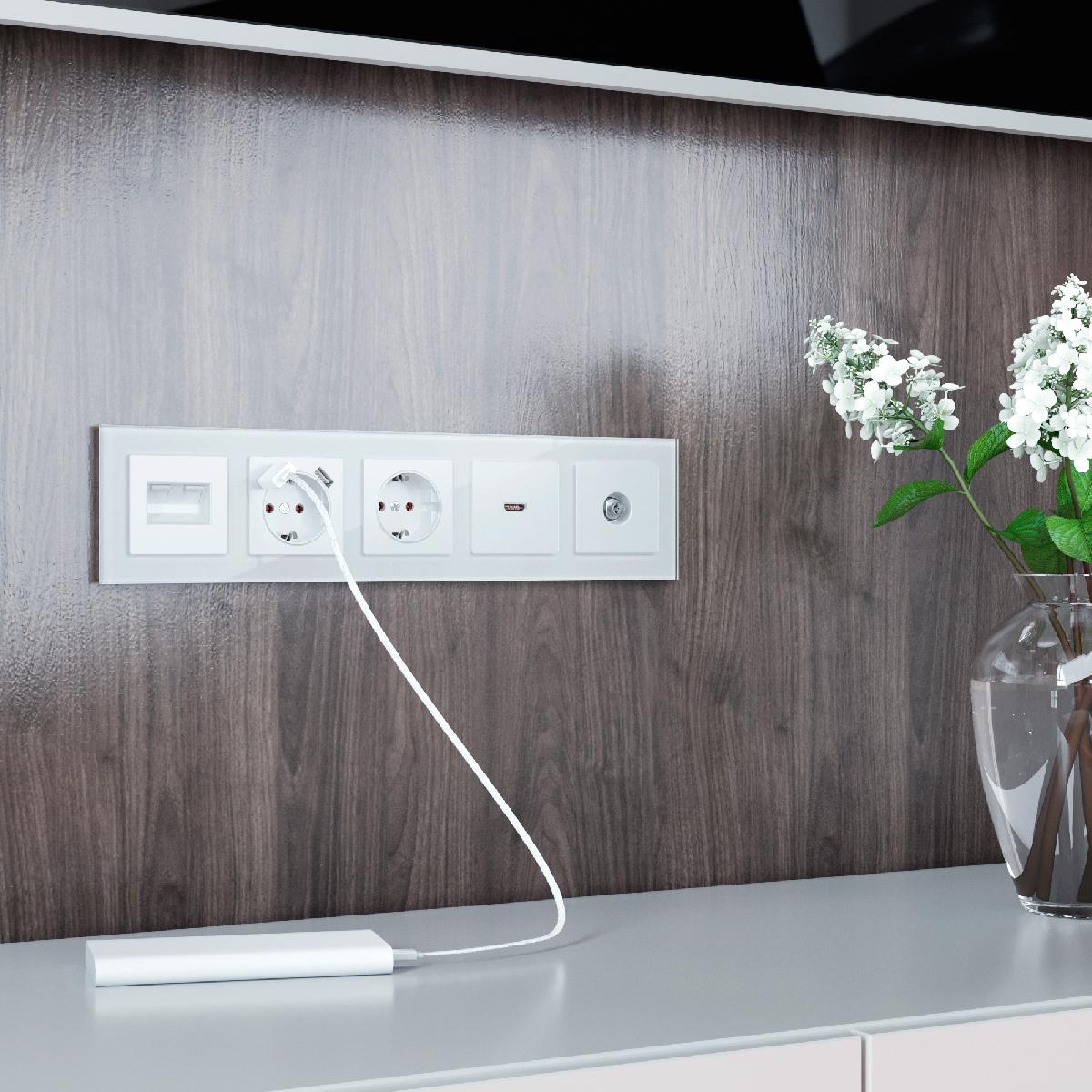 Рамка из стекла на 5 постов Favorit белый W0051101