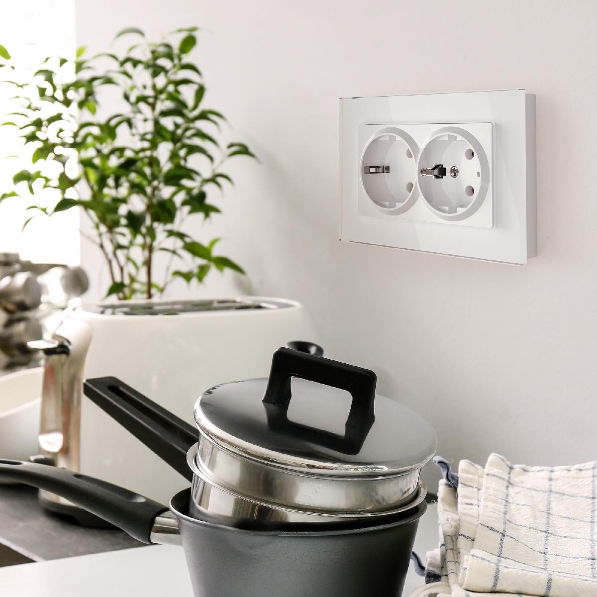 Рамка из стекла для двойной розетки Favorit белый W0081101