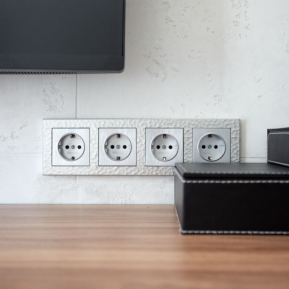 Рамка из поликарбоната на 4 поста Hammer серебряный W0042406