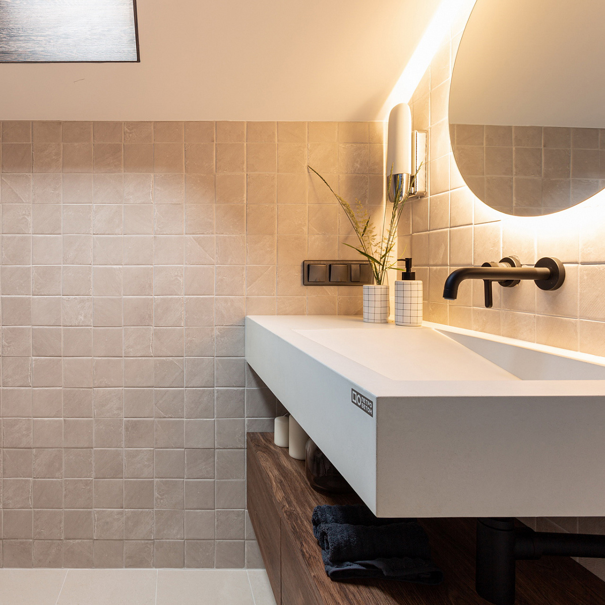 Розетка влагозащ. с зазем. с защит. крышкой и шторками N (графит рифленый) W1171204W1171204